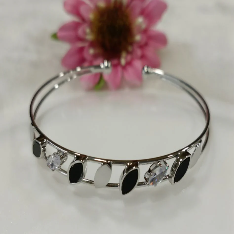 Monochrome Elegance Leaf Grid Bracelet