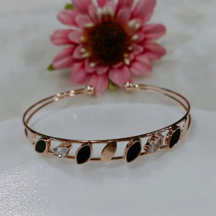 Monochrome Elegance Leaf Grid Bracelet - Image 2