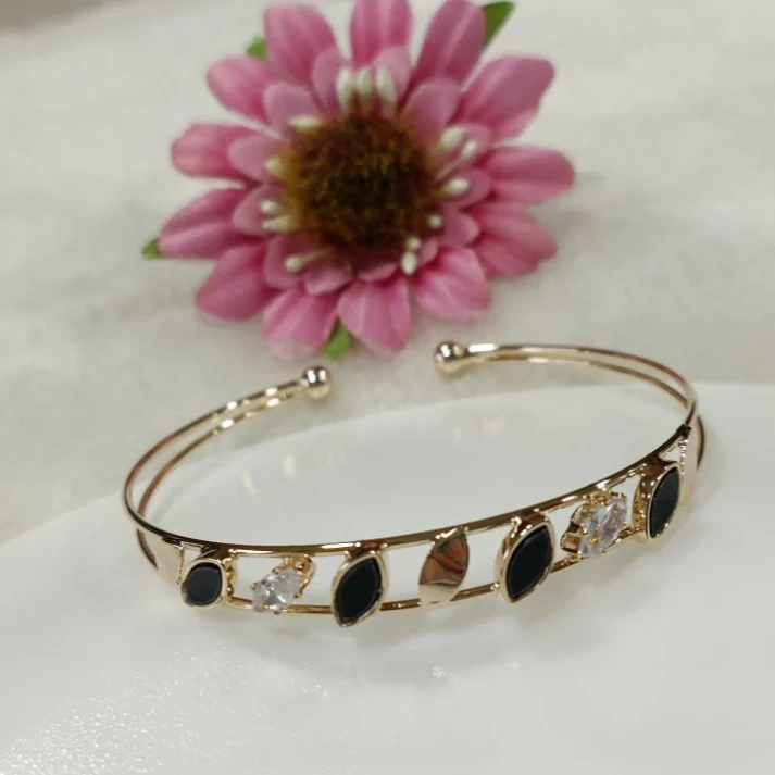 Monochrome Elegance Leaf Grid Bracelet - Image 3